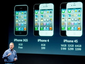 CEO Tim Cook của Apple giới thiệu chính sách miễn phí iPhone 3GS hôm công bố iPhone 4S (Nguồn: LA Times)
