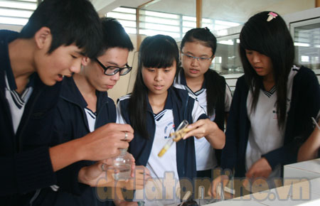 Lê Bảo Ngọc (giữa) và các bạn cùng lớp trong giờ thực hành hóa học tại trường