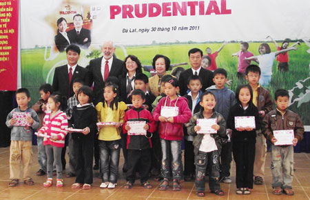 Prudential tặng bổng cho học sinh nghèo, học giỏi