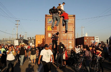 Hàng nghìn người biểu tình tràn vào cảng Oakland, bang California vào ngày 3/11. Ảnh: AFP.