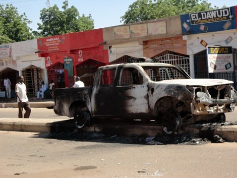 Một ô tô bị đốt cháy trong các vụ khủng bố tại thành phố Damaturu, bang Yobe, Nigeria. Ảnh: AFP.