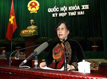 Bộ trưởng Bộ lao động, thương binh và xã hội Phạm Thị Hải Chuyền, thừa ủy quyền của Thủ tướng Chính phủ trình bày Tờ trình về dự án Bộ luật LĐ (sửa đổi) 