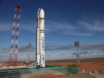 Tên lửa đẩy Zenit-2SB mang theo tàu Phobos-Grunt trên bệ phóng. 