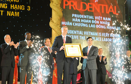 Tổng Giám đốc Prudential Việt Nam đón nhận Huân chương Lao động hạng Ba