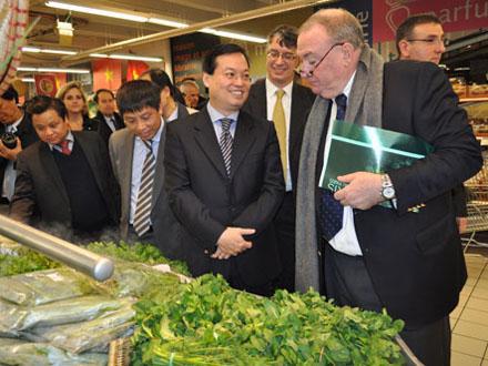 Đại sứ Dương Chí Dũng giới thiệu hương vị đặc trưng của rau thơm Việt Nam.  