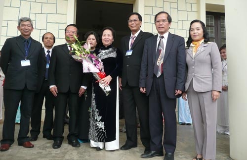 chụp ảnh chung cùng Lãnh đạo tỉnh Lâm Đồng và Ban Giám hiệu nhà trường. Ảnh Viết Trọng