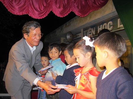 Ông Nguyễn Thanh Đạm - TBT Báo Lâm Đồng trao học bổng cho học sinh có hoàn cảnh đặc biệt khó khăn