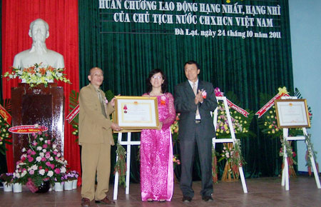 Thừa ủy quyền Chủ tịch nước, đ/c Trương Văn Thu - Tỉnh ủy viên, Phó Chủ tịch UBND tỉnh trao tặng Huân chương Lao động hạng Nhì cho Trung tâm Đào tạo Bồi dưỡng tại chức.