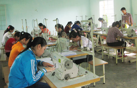 Đào tạo nghề may công nghiệp để đi XKLĐ tại Nhật Bản cho các học viên ở Lâm Hà