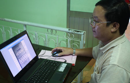 Anh Thảo đang chạy thử bộ từ điển Việt – K’Ho trên máy tính