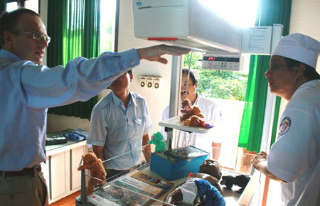 Tặng trang thiết bị y tế cho Bệnh viện II Lâm Đồng