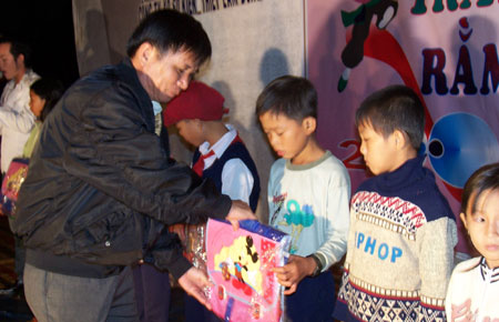 Sự vào cuộc đồng bộ của các ban ngành, đoàn thể đã góp phần hạn chế bạo hành học đường tại Di Linh (Ảnh: LĐLĐ tỉnh phối hợp với LĐLĐ huyện Di Linh tổ chức tặng quà và khám bệnh cho các em học sinh xã Đinh Trang Thượng).