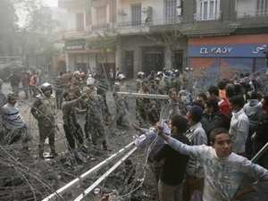 Đụng độ giữa quân đội và người biểu tình ở quảng trường Tahrir. (Nguồn: AP)