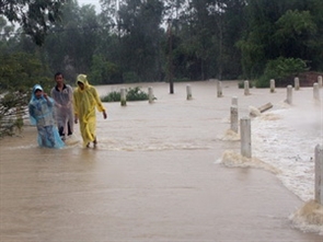 Nước lũ tràn qua các tuyến đường liên xã tại huyện Đại Lộc, tỉnh Quảng Nam. (Ảnh: Vietnam+)