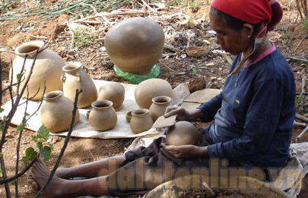 Bà Ma Sinh – nghệ nhân làm gốm ở buôn Krănggọ