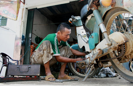 Anh Phan Thành Trung với công việc sửa xe hàng ngày