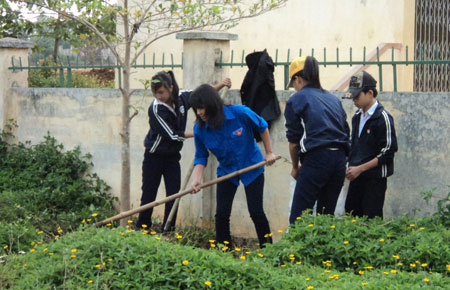 Đoàn viên, thanh niên phường II, thành phố Bảo Lộc, thường xuyên tham gia dọn dẹp vệ sinh, tôn tạo cảnh quan môi trường.