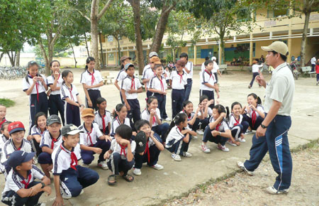 Trong giờ học thể dục của học sinh Trường THCS Madaguil, thị trấn Madaguil, Đạ Huoai