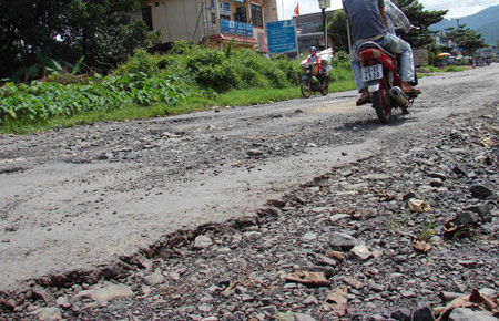 Quốc lộ 20 đoạn qua xã Đạm ri (Đạ Huoai, Lâm Đồng) đang bị xuống cấp nghiêm trọng. 