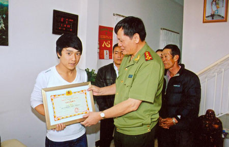 Giám đốc CA tỉnh trao Giấy khen cùng tiền thưởng cho anh Nguyễn Thành Trung