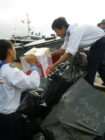 Chuyển quà Xuân. Ảnh MĐ