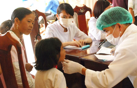 Khám chữa bệnh cho trẻ em DTTS ở xã Rô Men (huyện Đam Rông)
