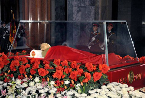 Thi hài của Chủ tịch Kim Jong-il tại Cung Tưởng niệm Kumsusan. Ảnh: AFP