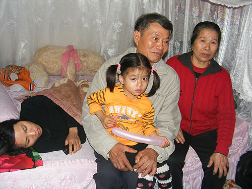 Chị Lại Thị Khoa, vợ thủy thủ Đậu Ngọc Hùng (ngã bệnh sau khi nghe tin anh mất tích) và người thân đang mong chờ anh trở về. Ảnh: HOÀNG ANH