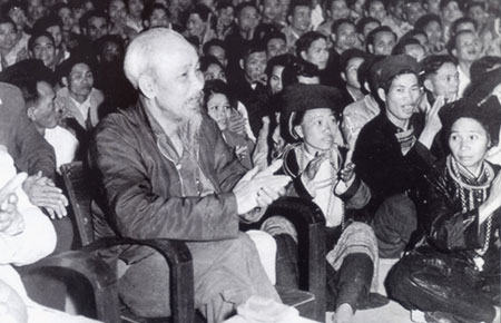 Chủ tịch Hồ Chí Minh gặp gỡ đồng bào Hà Giang (năm 1961). Ảnh TL