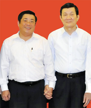 Chủ tịch nước Trương Tấn Sang (bên phải) và đồng chí Huỳnh Đức Hòa - Bí thư Tỉnh ủy, Chủ tịch HĐND tỉnh