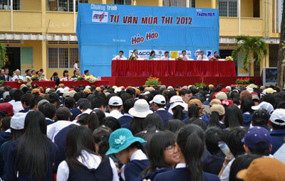 Hơn 2.000 học sinh tham gia tư vấn mùa thi 2012