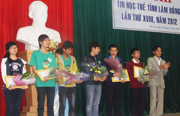 Trao giải thưởng tin học trẻ cho 25 học sinh