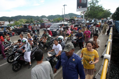 Người dân Aceh hoảng loạn dời nhà tìm chỗ cao hơn để trú ẩn.