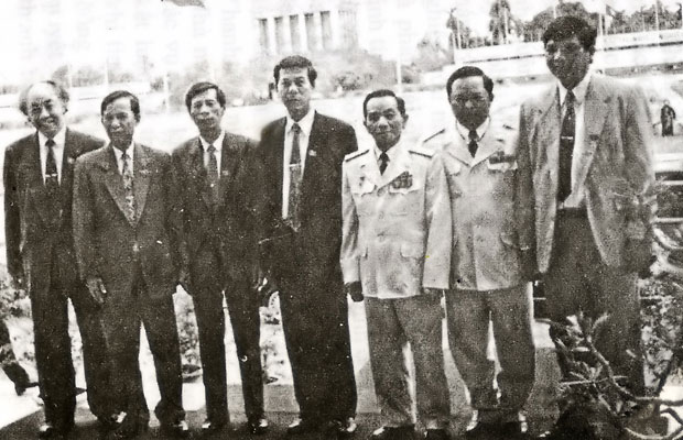 Ông Huỳnh Minh Xuyến (giữa) cùng một số đại biểu dự Đại hội Đảng toàn quốc lần thứ VIII