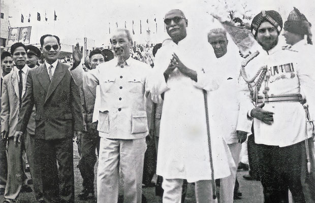 Hồ Chủ tịch giới thiệu Tổng thống Pra – Sad, vị khách quý, sứ giả lớn của Ấn Độ với nhân dân ta, 1959.   Ảnh TL