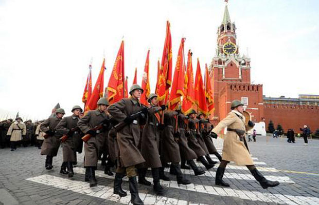 Tại Quảng trường Đỏ ở thủ đô Moscow đã tái hiện cuộc duyệt binh năm 1941 với 6 nghìn người và hàng chục phương tiện kỹ thuật thời Chiến tranh giữ nước vĩ đại.   Ảnh ITAR-TASS