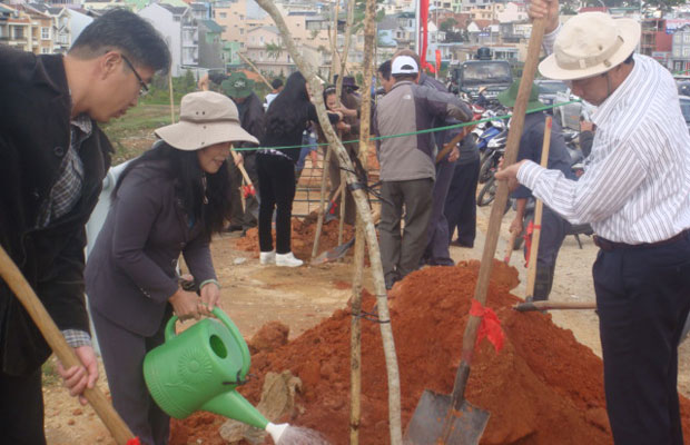 Các đ/c Hoàng Thị Thu Hồng - UV Ban Thường vụ Tỉnh ủy, Phó Chủ tịch HĐND tỉnh và đ/c Trương Văn Thu - UV Ban Thường vụ Tỉnh ủy, Phó Chủ tịch UBND tỉnh đang trồng và chăm sóc cây xanh