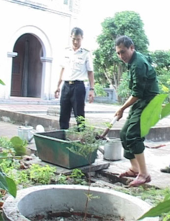 Đ/c Phạm Kim Khang - UVBTV, Chủ tịch UBMTTQ Việt Nam tỉnh trồng cây lưu niệm trên đảo Trường Sa lớn