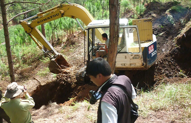 San lấp hố thông hơi hầm thiếc đào trái phép trong Thung lũng tình yêu