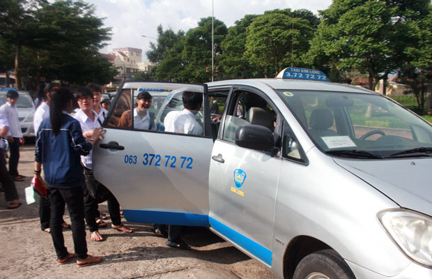 Trường trung cấp nghề Tân Tiến (phường Lộc Tiến, Bảo Lộc) hợp đồng taxi để đưa rước thí sinh trong suốt những ngày diễn ra kỳ thi tốt nghiệp