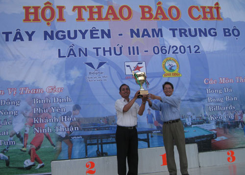 Chủ tịch HNB Bình Định (bên phải) trao Cúp cho đội đăng cai Hội thao năm 2013