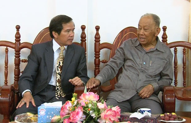 thăm đồng chí Khăm Tày Xi Phăn Đon - nguyên Chủ tịch Đảng, nguyên Chủ tịch Nước Cộng hòa Dân chủ Nhân dân Lào
