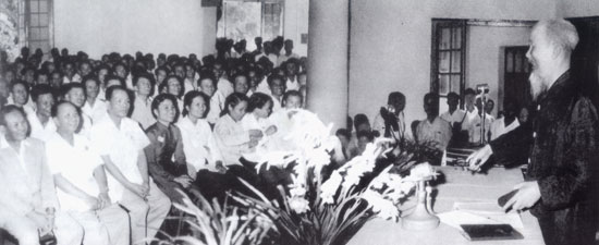 Tại Đại hội lần thứ III những người viết báo Việt Nam, Chủ tịch Hồ Chí Minh căn dặn: Cán bộ báo chí cũng là chiến sỹ cách mạng, cây bút, trang giấy là vũ khí sắc bén… (8/9/1962). Ảnh: Tư liệu