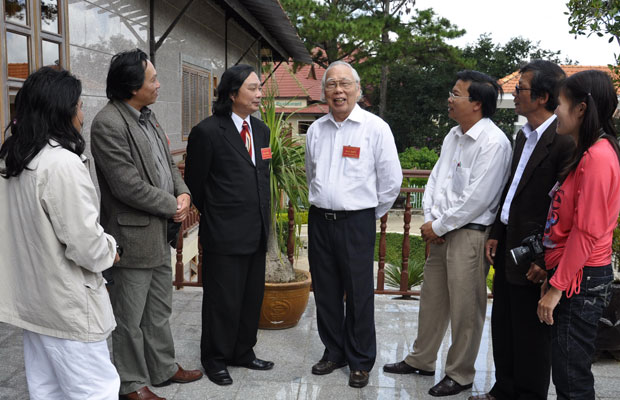 Nhà báo Phan Quang - nguyên Chủ tịch Hội Nhà báo Việt Nam, Tổng GĐ Đài THVN trao đổi với các nhà báo ở Lâm Đồng