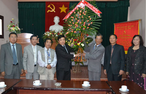Đồng chí Đoàn Văn Việt - UV Ban Thường vụ Tỉnh ủy, Bí thư Thành ủy Đà Lạt chúc mừng Báo Lâm Đồng nhân ngày Báo chí Cách mạng