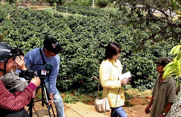 Phóng viên baolamdong.vn tác nghiệp tại xã Trạm Hành (TP Đà Lạt)