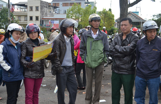 Bên ngoài, nhiều phụ huynh cũng rất lo lắng và hồi hộp không kém các thí sinh