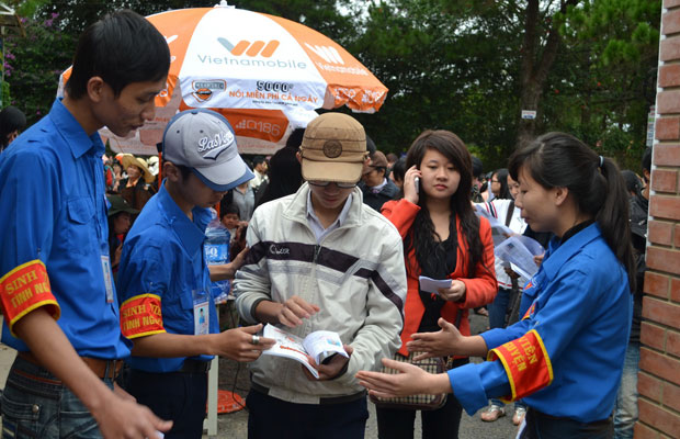 Các bạn sinh viên tình nguyện tận tình chỉ dẫn cho các thí sinh