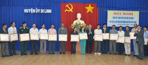 Huyện ủy Di Linh khen thưởng gương điển hình “Học tập và làm theo tấm gương đạo đức HCM”