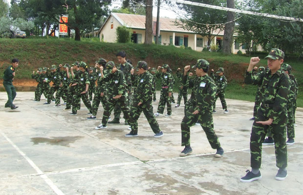 95 thanh thiếu niên tham gia Học kỳ Quân đội lớp sơ cấp bộ binh năm 2012